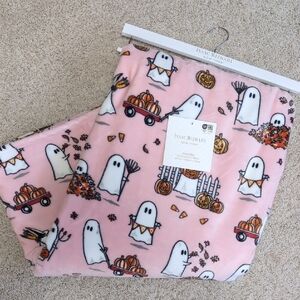Viral 🎥 HTF Isaac Mizrahi Halloween Oversized Ghost Blanket 👻